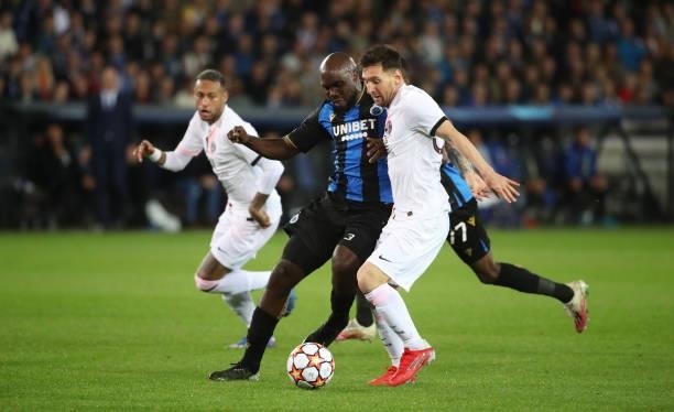 Lionel Messi of PSG battles for the ball with Eder Balanta of Club Brugge during the UEFA Champions League group A match between Club Brugge KV and...