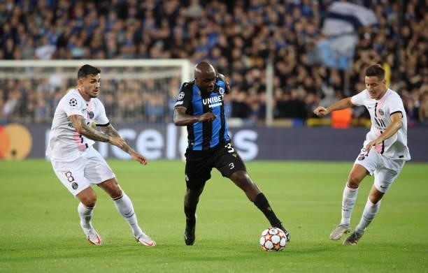 Eder Balanta of Club Brugge battles for the ball with Leandro Paredes of PSG and Ander Herrera of PSG during the UEFA Champions League group A match...