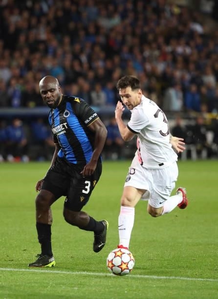 Lionel Messi of PSG battles for the ball with Eder Balanta of Club Brugge during the UEFA Champions League group A match between Club Brugge KV and...