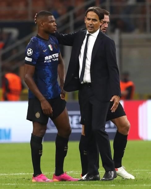 Internazionale coach Simone Inzaghi embraces Denzel Dumfries of FC Internazionale at the end of the UEFA Champions League group D match between Inter...