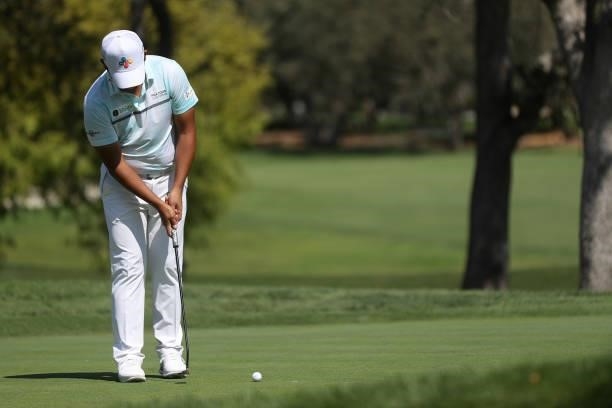 Si Woo Kim putts on the eighth hole during round one of the Fortinet Championship at Silverado Resort and Spa on September 16, 2021 in Napa,...