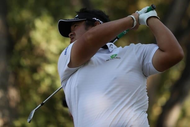 Kiradech Aphibarnrat of Thailand hits his tee shot on the 15th hole during round one of the Fortinet Championship at Silverado Resort and Spa on...