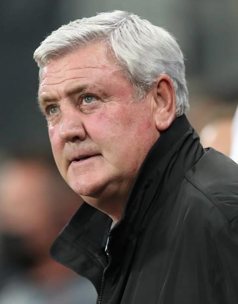Stev Bruce, manager of Newcastle United looks on during the Premier League match between Newcastle United and Leeds United at St. James Park on...