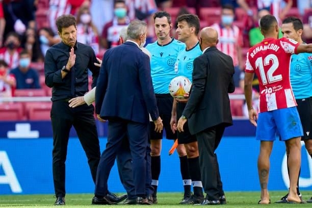 Diego Pablo Simeone head coach of Atletico de Madrid speaking with referee Gil Manzano during the La Liga Santander match between Club Atletico de...