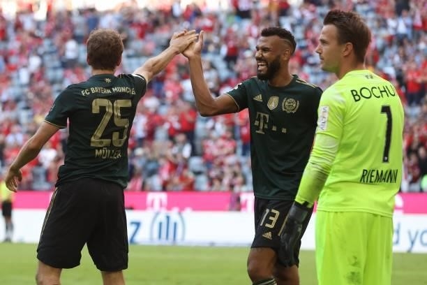 Keeper Manuel Riemann of Bochum reacts as Thomas Müller of FC Bayern München celebrates with team mate Eric Maxim Choupo-Moting during the Bundesliga...