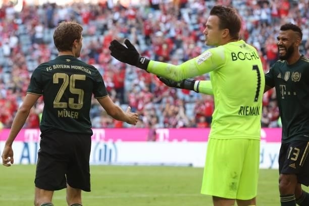 Keeper Manuel Riemann of Bochum reacts as Thomas Müller of FC Bayern München celebrates with team mate Eric Maxim Choupo-Moting during the Bundesliga...