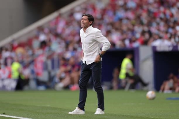 Manager Marcelino Garcia of Athletic Club gives instructions during the La Liga Santander match between Club Atletico de Madrid and Athletic Club at...