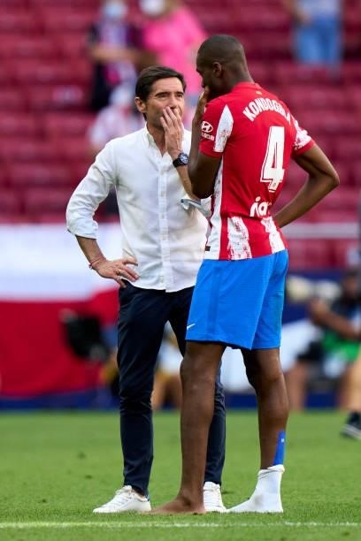 Geoffrey Kondogbia of Atletico de Madrid speaking with Marcelino Garcia Head Coah of Athletic Club during the La Liga Santander match between Club...