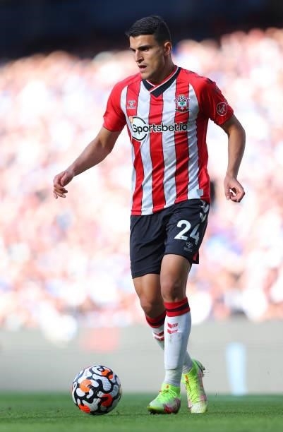 Mohamed Elyounoussi of Southampton runs with the ball during the Premier League match between Manchester City and Southampton at Etihad Stadium on...