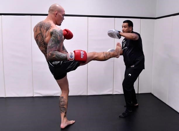 Anthony Smith warms up prior to his fight at UFC APEX on September 18, 2021 in Las Vegas, Nevada.
