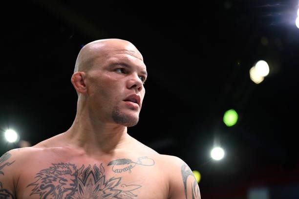 Anthony Smith prepares to fight Ryan Spann in a light heavyweight fight during the UFC Fight Night event at UFC APEX on September 18, 2021 in Las...