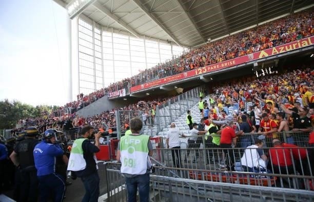 Incidents between the supporters of Lens who entered the pitch at half-time and the supporters of Lille during the Ligue 1 Uber Eats match between RC...