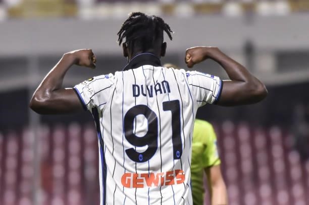 Duvan Zapata of Atalanta BC celebrates after scoring 0-1 during the Serie A match between US Salernitana v Atalanta BC at Stadio Arechi on September...