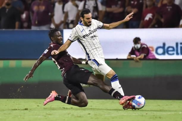 Mamadou Coulibaly of US Salernitana and Davide Zappacosta of Atalanta BC compete for the ball during the Serie A match between US Salernitana v...