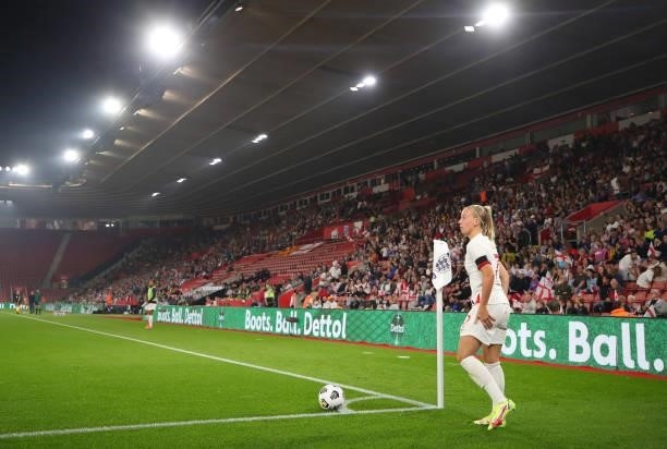 Beth Mead of England prepares to take a corner kick during the FIFA Women's World Cup 2023 Qualifier group D match between England and North...