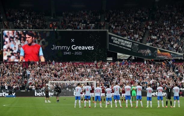 Players and fans observe a minutes applause in memory of Jimmy Greaves, Former footballer prior to the Premier League match between West Ham United...