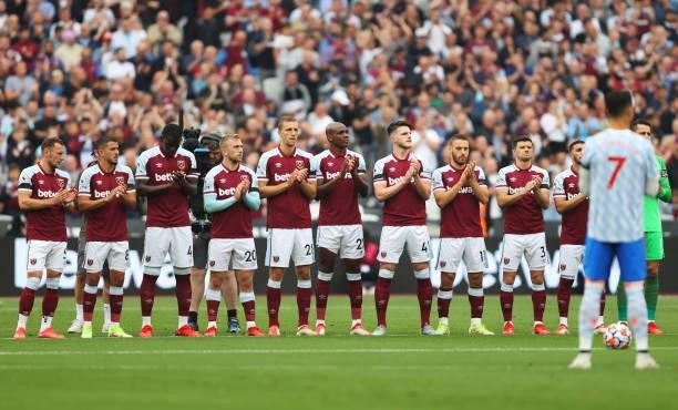Players of West Ham observe a minutes applause in memory of Jimmy Greaves, Former footballer prior to the Premier League match between West Ham...