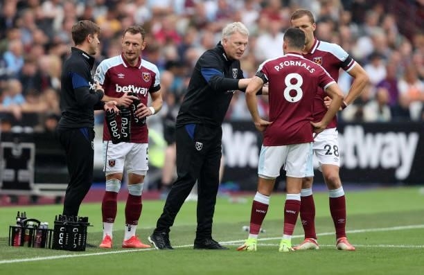 David Moyes, Manager of West Ham United gives instructions to Pablo Fornals and Tomas Soucek of West Ham United during the Premier League match...