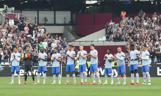 The Manchester United team take part in a minute's silence for Jimmy Greaves ahead of the Premier League match between West Ham United and Manchester...