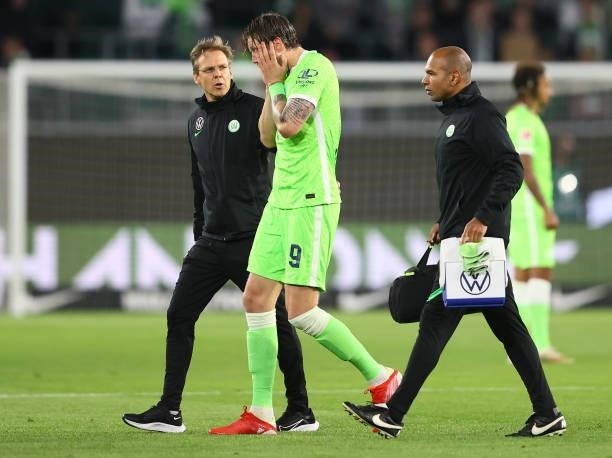 Wout Weghorst of Wolfsburg leaves the pitch injured during the Bundesliga match between VfL Wolfsburg and Eintracht Frankfurt at Volkswagen Arena on...
