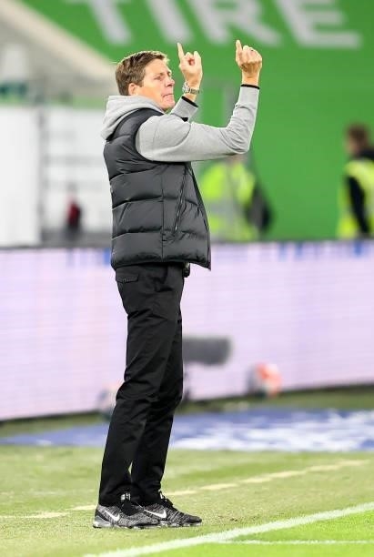 Team coach Oliver Glasner of Frankfurt gestures during the Bundesliga match between VfL Wolfsburg and Eintracht Frankfurt at Volkswagen Arena on...