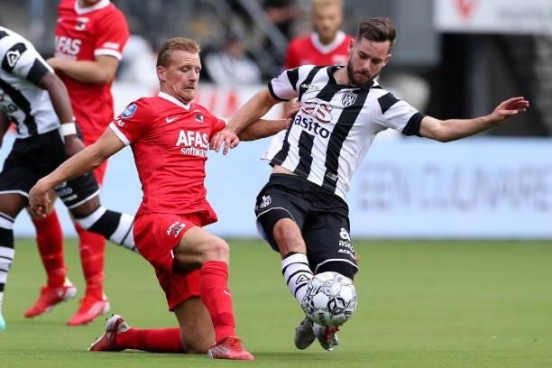 Dani De Wit of AZ, Orestis Kiomourtzoglou of Heracles Almelo during the Dutch Eredivisie match between Heracles Almelo and AZ at Erve Asito on...