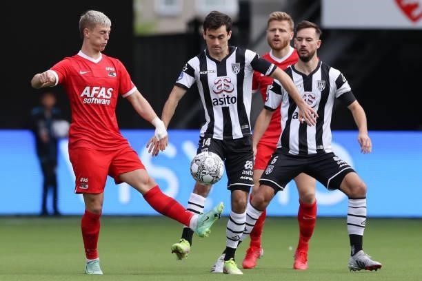 Albert Gudmundsson of AZ, Luca de la Torre of Heracles Almelo and Orestis Kiomourtzoglou of Heracles Almelo during the Dutch Eredivisie match between...