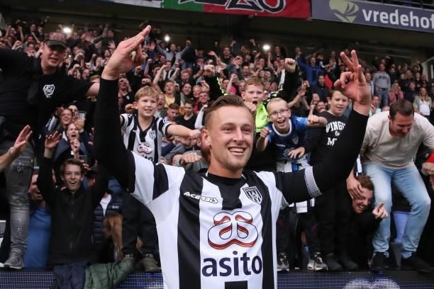 Kaj Sierhuis of Heracles Almelo celebrating with fans during the Dutch Eredivisie match between Heracles Almelo and AZ at Erve Asito on September 19,...