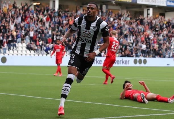 Delano Burgzorg of Heracles Almelo celebrating his goal during the Dutch Eredivisie match between Heracles Almelo and AZ at Erve Asito on September...