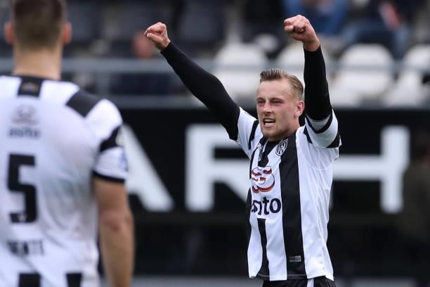 Kaj Sierhuis of Heracles Almelo celebrating his goal during the Dutch Eredivisie match between Heracles Almelo and AZ at Erve Asito on September 19,...