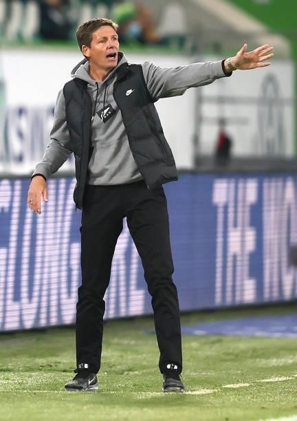 Team coach Oliver Glasner of Frankfurt gestures during the Bundesliga match between VfL Wolfsburg and Eintracht Frankfurt at Volkswagen Arena on...