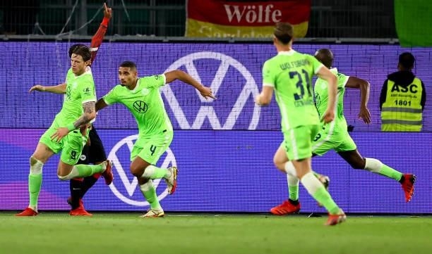 Wout Weghorst of Wolfsburg celebrates his 1-1 goal with teammates during the Bundesliga match between VfL Wolfsburg and Eintracht Frankfurt at...