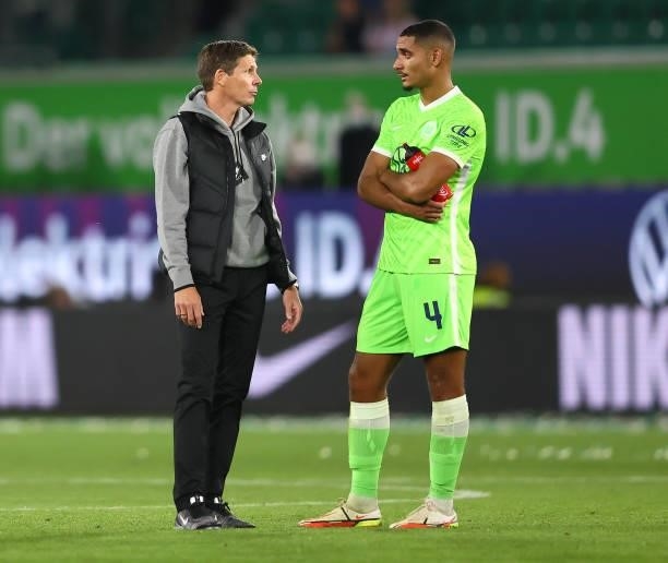 Team coach Oliver Glasner of Frankfurt talks to Maxence Lacroix of Wolfsburg react after the 1-1 draw of the Bundesliga match between VfL Wolfsburg...