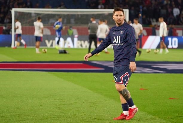 Lionel Messi of Paris Saint Germain warms up prior to the Ligue 1 Uber Eats match between Paris Saint Germain and Lyon at Parc des Princes on...