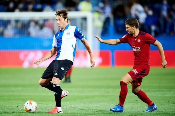 Tomas Pina of Deportivo Alaves duels for the ball with Darko Brasanac of CA Osasuna during the La Liga Santander match between Deportivo Alaves and...