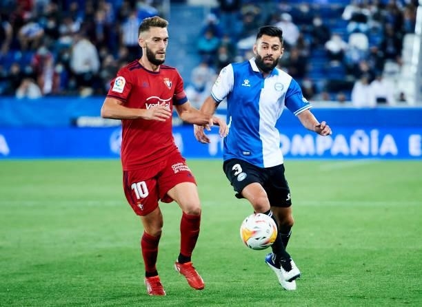 Ruben Duarte of Deportivo Alaves duels for the ball with Roberto Torres of CA Osasuna during the La Liga Santander match between Deportivo Alaves and...
