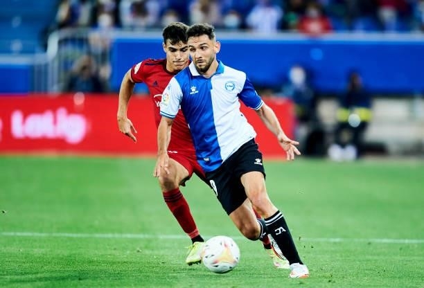 Ivan Martin of Deportivo Alaves duels for the ball with Manu Sanchez of CA Osasuna during the La Liga Santander match between Deportivo Alaves and CA...