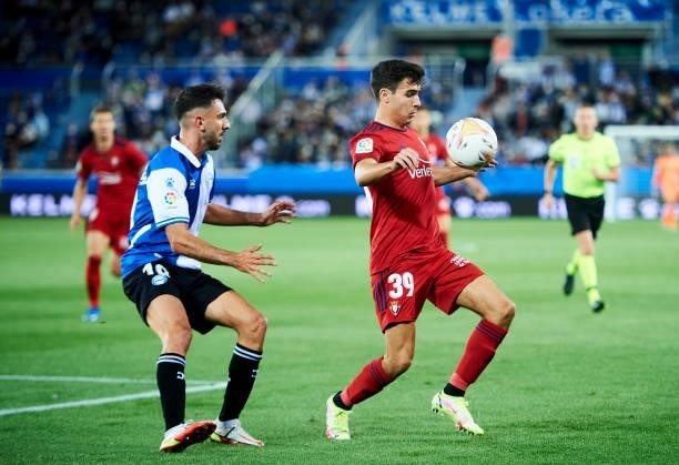 Ivan Martin of Deportivo Alaves duels for the ball with Manu Sanchez of CA Osasuna during the La Liga Santander match between Deportivo Alaves and CA...