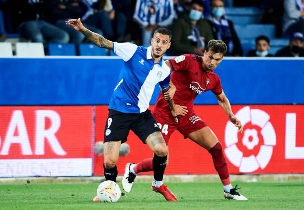Jose Luis Mato 'Joselu' of Deportivo Alaves duels for the ball with Lucas Torro of CA Osasuna during the La Liga Santander match between Deportivo...