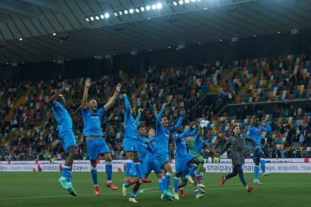 Players of SSC Napoli celebrate after winning during the Serie A match between Udinese Calcio and SSC Napoli at Dacia Arena on September 20, 2021 in...