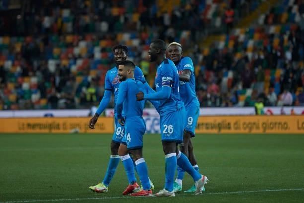 Players of SSC Napoli celebrate after winning during the Serie A match between Udinese Calcio and SSC Napoli at Dacia Arena on September 20, 2021 in...