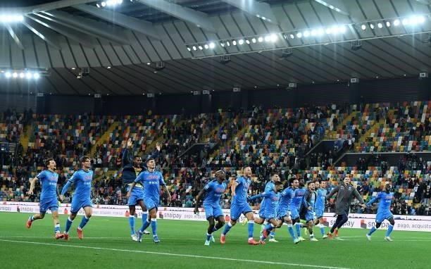 Napoli players celebrate the victory during the Serie A match between Udinese Calcio and SSC Napoli at Dacia Arena on September 20, 2021 in Udine,...