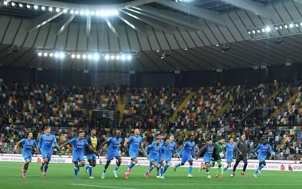 Napoli players celebrate the victory after the Serie A match between Udinese Calcio and SSC Napoli at Dacia Arena on September 20, 2021 in Udine,...