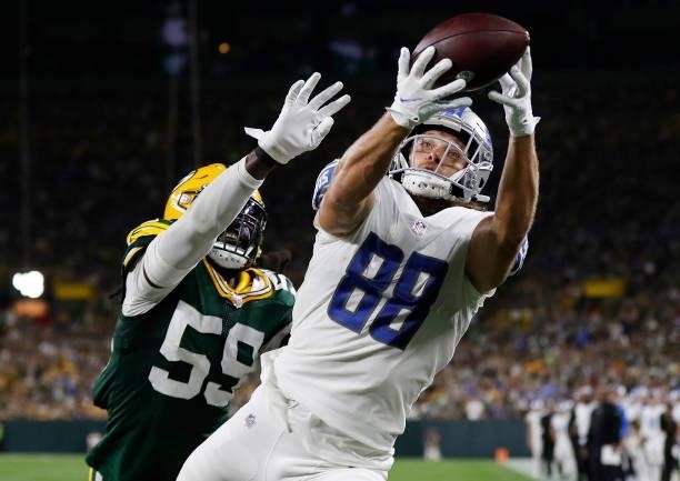 Hockenson of the Detroit Lions cacthes a pass for a touchdown against De'Vondre Campbell of the Green Bay Packers during the first half at Lambeau...