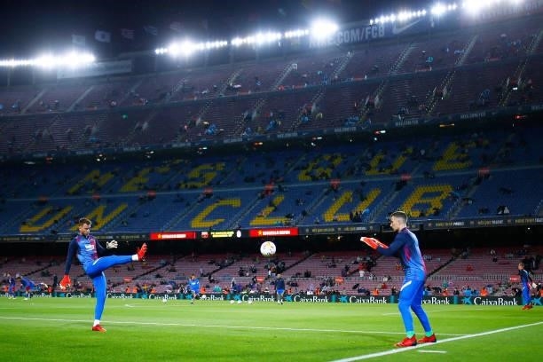Neto of FC Barcelona and Iñaki Peña of FC Barcelona warm up prior the La Liga Santander match between FC Barcelona and Granada CF at Camp Nou on...