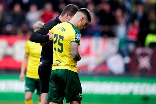 Mickael Tirpan of Fortuna Sittard leaves the pitch with an injury during the Dutch Eredivisie match between Fortuna Sittard and Ajax at Fortuna...