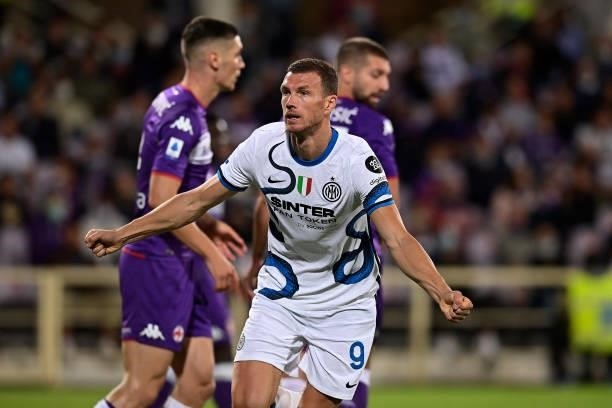 Edin Dzeko of FC Internazionale celebrates with teammates after scoring his team's second goal during the Serie A match between ACF Fiorentina v FC...