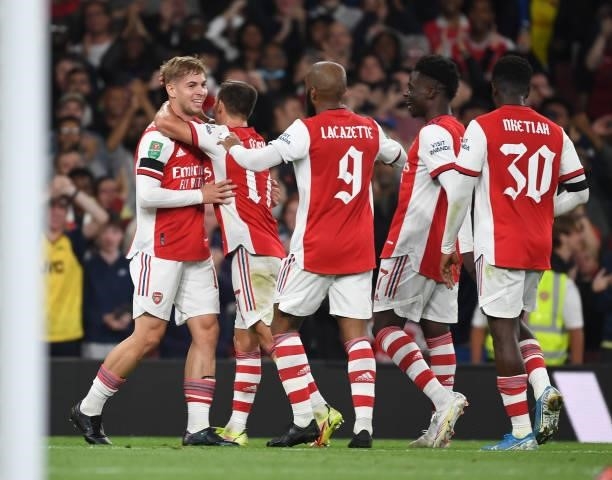 Emile Smith Rowe celebrates scoring the 3rd Arsenal goal with Cedric, Alex Lacazette, Bukayo Saka and Eddie Nketiah during the Carabao Cup Third...