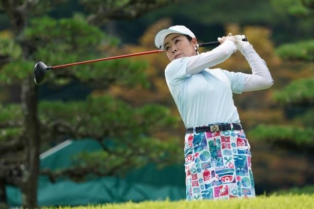 Yukari Nishiyama of Japan hits her tee shot on the 1st hole during the first round of the Chugoku Shimbun Chupea Ladies Cup at the Geinan Country...