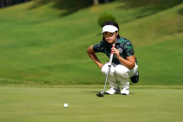 Yoko Ogawa of Japan lines up a putt on the 18th green during the first round of the Chugoku Shimbun Chupea Ladies Cup at the Geinan Country Club on...